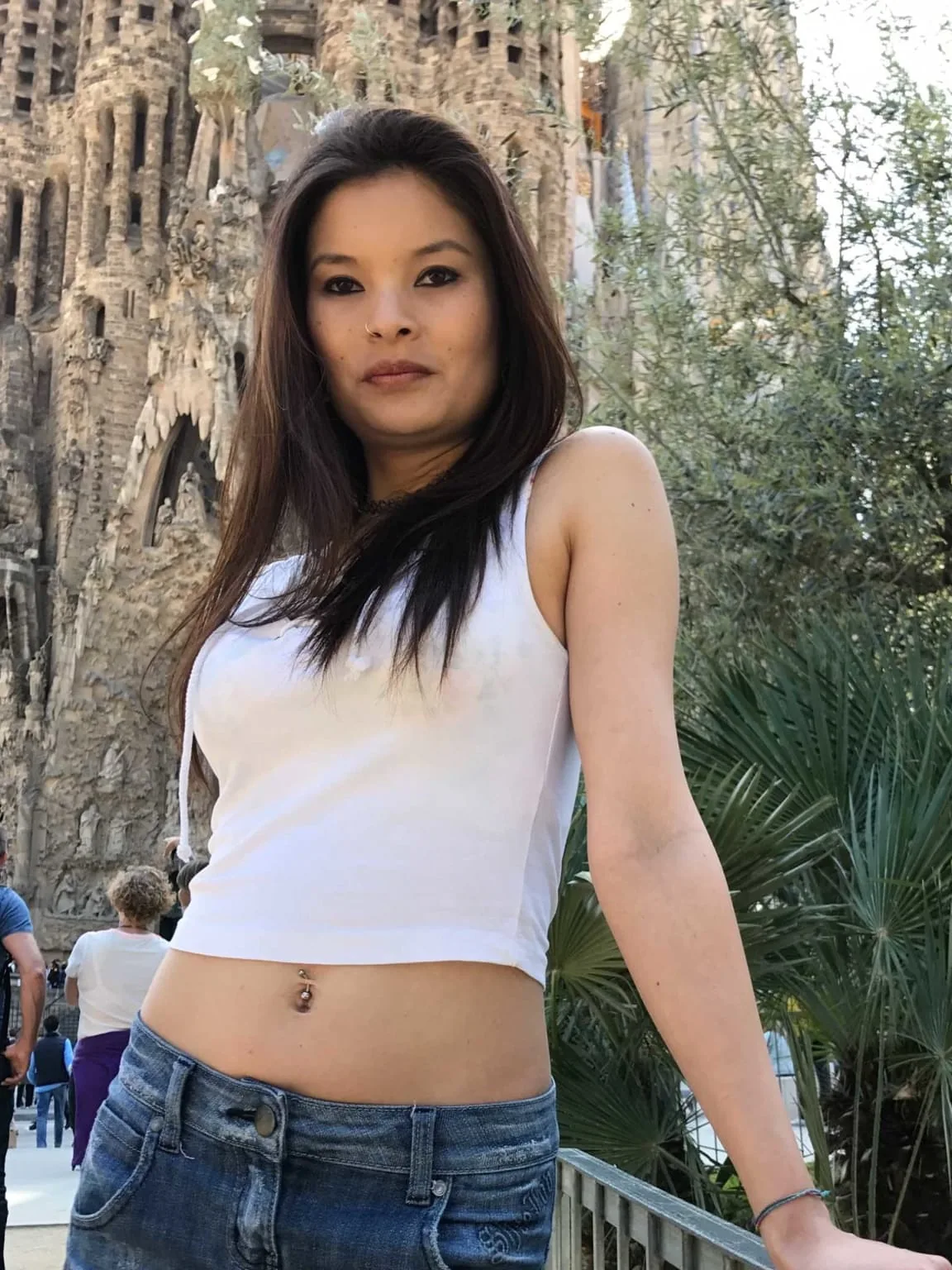 Miyuki Son, modelo nipobrasileña nacida en Hiroshima, con camiseta de tirantes blanca y falda vaquera